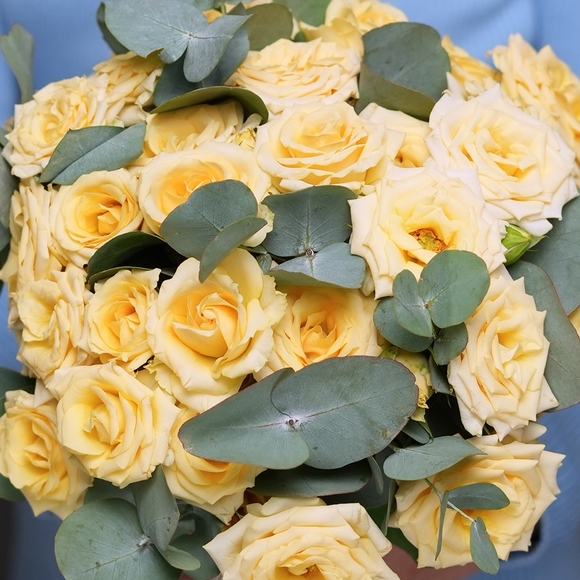 Букет невесты с кустовой кремовой розой с эвкалиптом