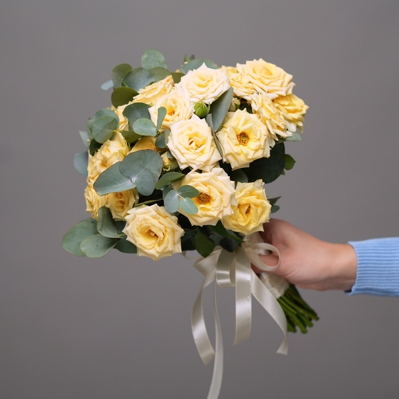 Букет невесты с кустовой кремовой розой с эвкалиптом