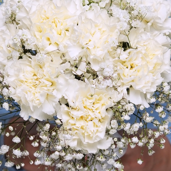 Букет невесты с диантусом белым и гипсофилой