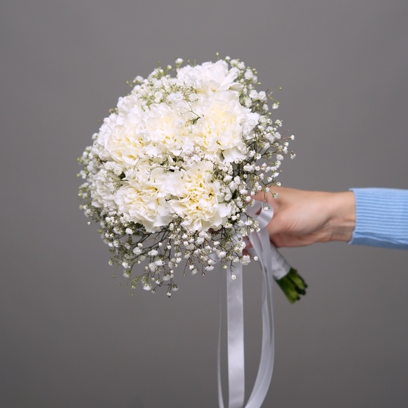 Букет невесты с диантусом белым и гипсофилой