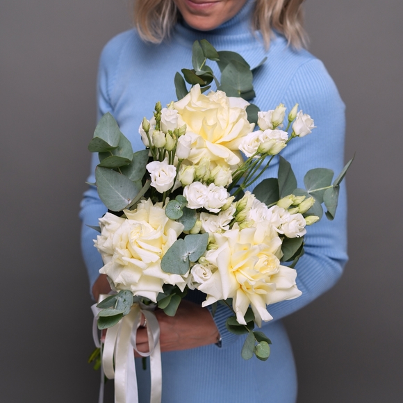 Букет невесты с французскими розами, лизиантусом (эустомой) с эвкалиптом