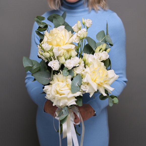 Букет невесты с французскими розами, лизиантусом (эустомой) с эвкалиптом