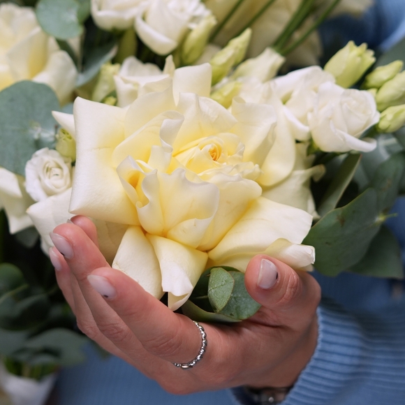 Букет невесты с французскими розами, лизиантусом (эустомой) с эвкалиптом