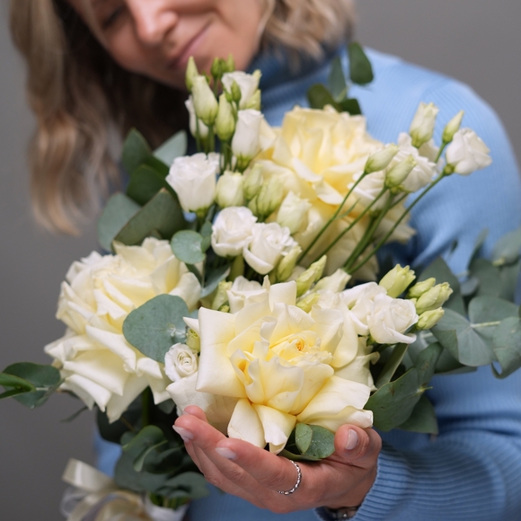 Букет невесты с французскими розами, лизиантусом (эустомой) с эвкалиптом