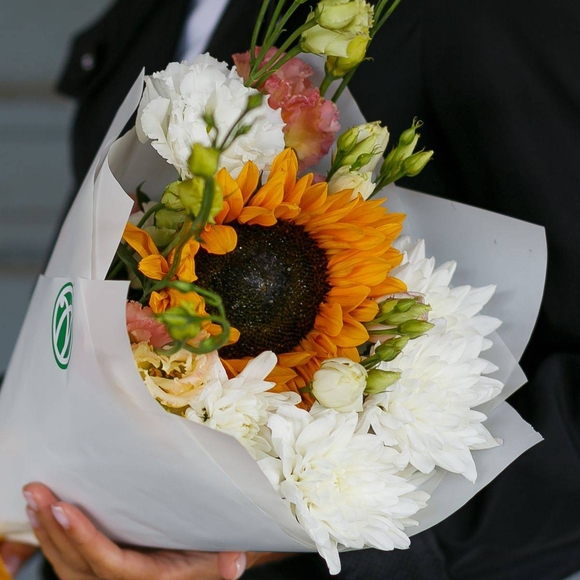 Букет из подсолнуха, кустовой хризантемы и лизиантуса - S