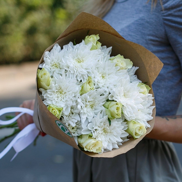 Букет из белых роз и кустовых хризантем - S