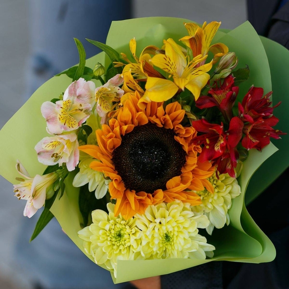 Букет из подсолнуха, кустовой хризантемы и альстромерии микс - S