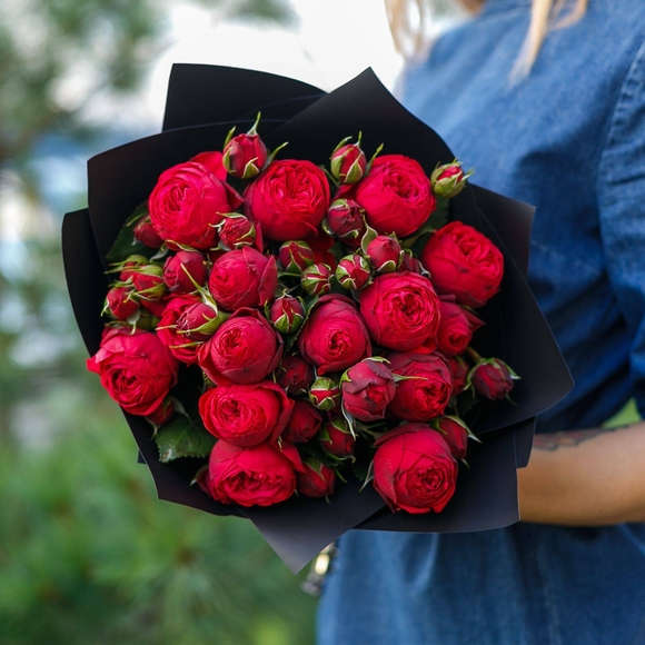 Букет из 15 пионовидных кустовых роз Ред Пиано 50 см
