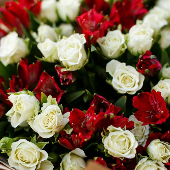 Букет из белых кустовых роз и альстромерии - М