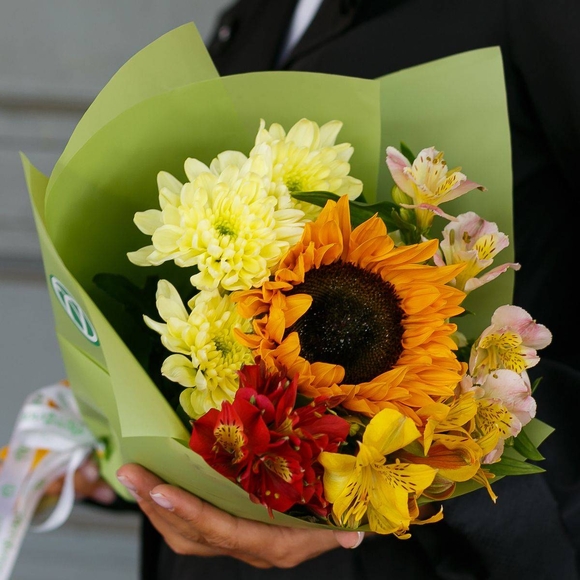 Букет из подсолнуха, кустовой хризантемы и альстромерии микс - S