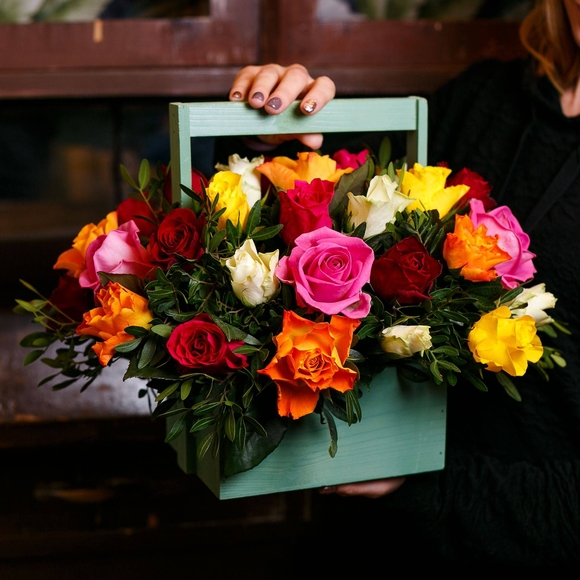 Деревянный ящик с розами микс (Кения)