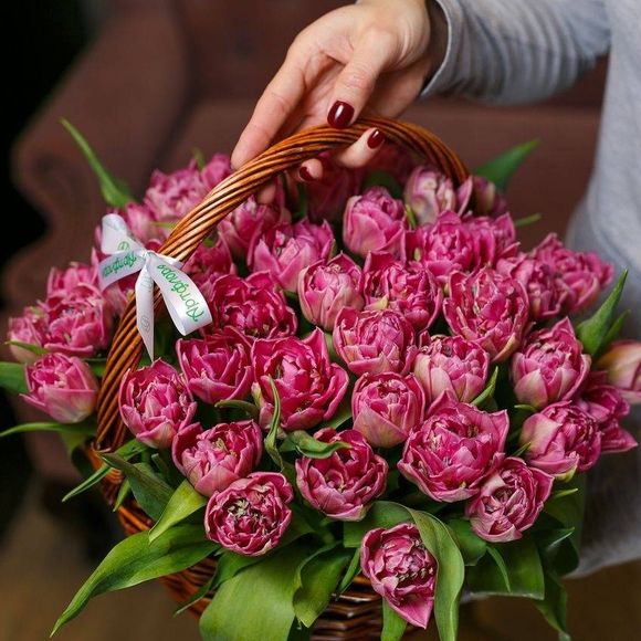 35 розовых пионовидных тюльпанов в корзине