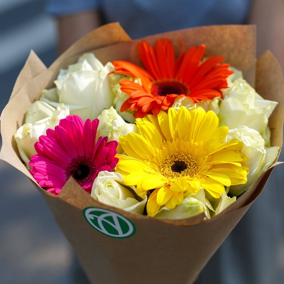 Букет из белых роз и гербер микс - S