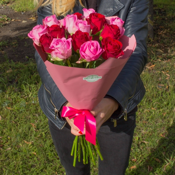 Букет из 15 красных и розовых роз 50 см (Кения)