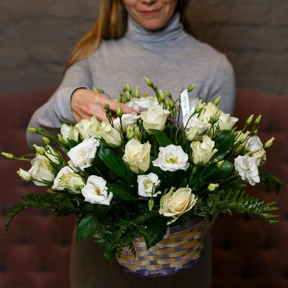 Корзина с белыми розами (Кения), лизиантусом и зеленью