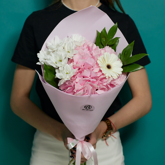 Букет из розовой гортензии, герберы и хризантемы