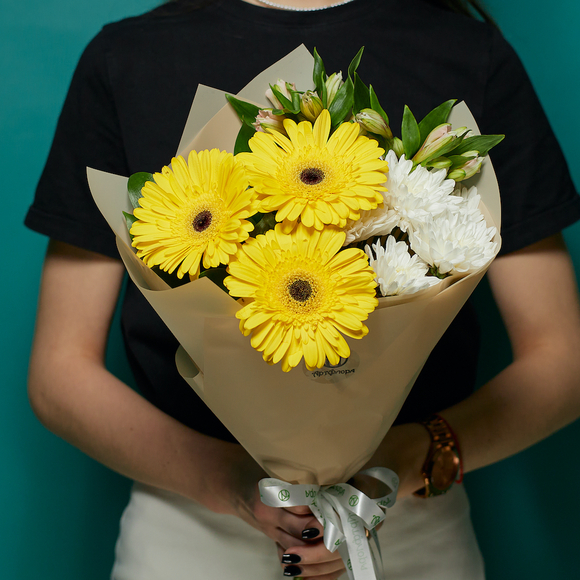 Букет из желтых гербер, хризантем и альстромерий