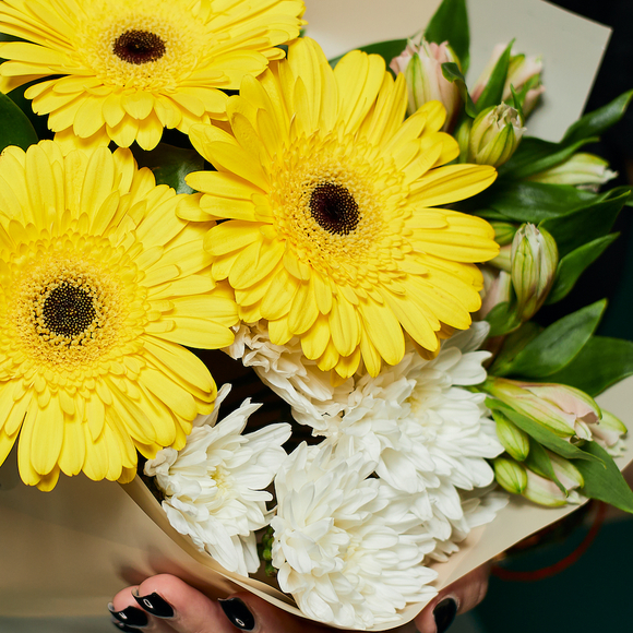 Букет из желтых гербер, хризантем и альстромерий