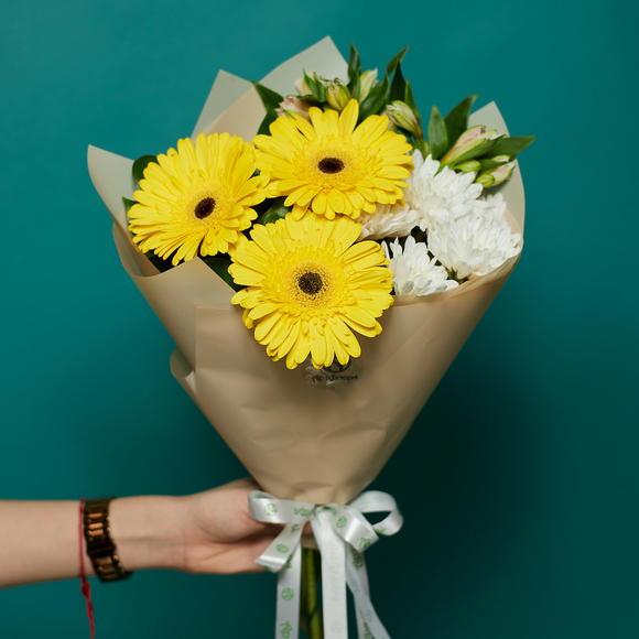 Букет из желтых гербер, хризантем и альстромерий