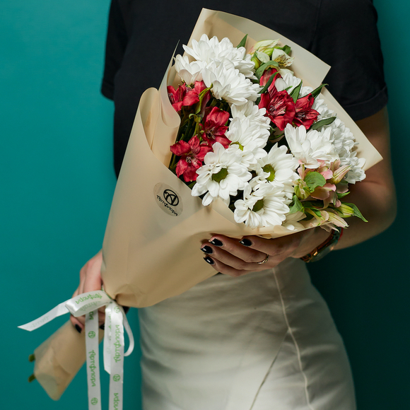 Букет из альстромерии микс и хризантем Бакарди - S