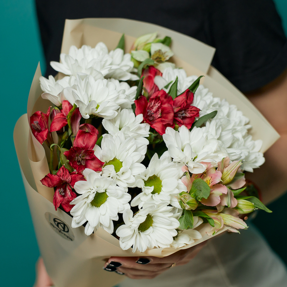 Букет из альстромерии микс и хризантем Бакарди - S