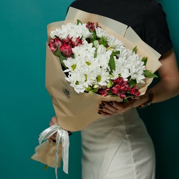 Букет из альстромерии микс и хризантем Бакарди - M