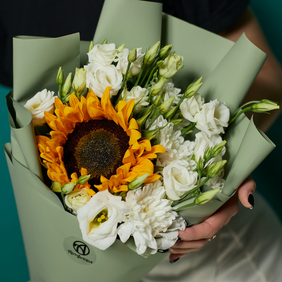 Букет из подсолнуха, кустовой хризантемы и лизиантуса - S