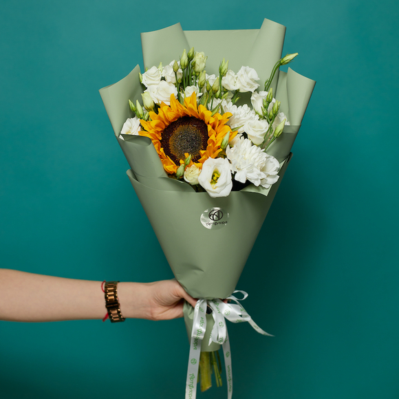 Букет из подсолнуха, кустовой хризантемы и лизиантуса - S