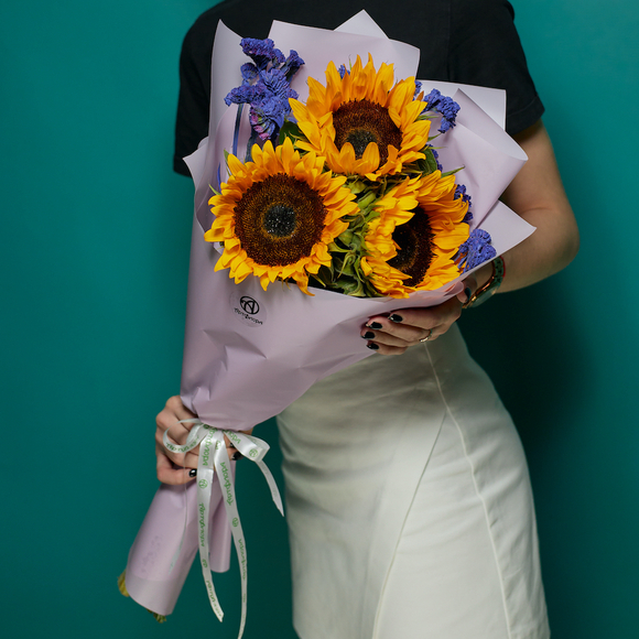 Букет из подсолнухов и статицы