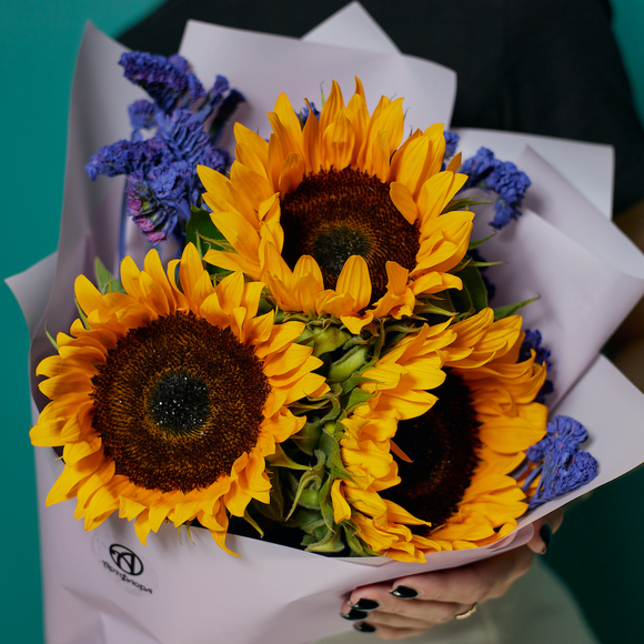 Букет из подсолнухов и статицы