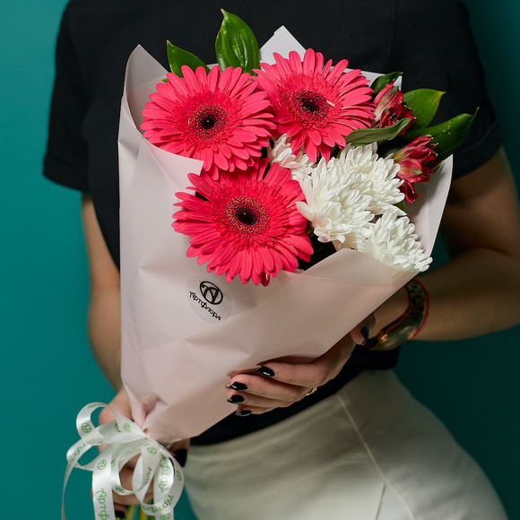 Букет из розовых гербер, хризантем и альстромерий