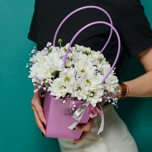 Цветочная сумочка с белой кустовой хризантемой и гипсофилой