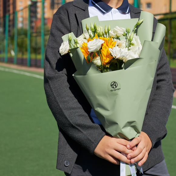 Букет из подсолнуха, кустовой хризантемы и лизиантуса - S