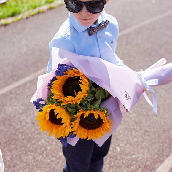 Букет из подсолнухов и статицы