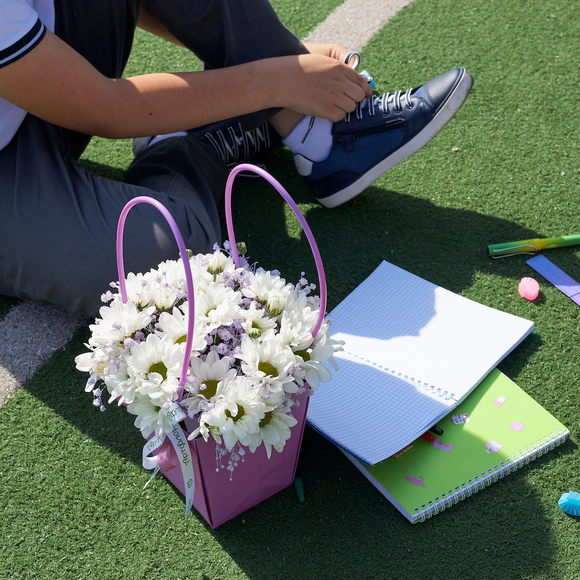 Цветочная сумочка с белой кустовой хризантемой и гипсофилой