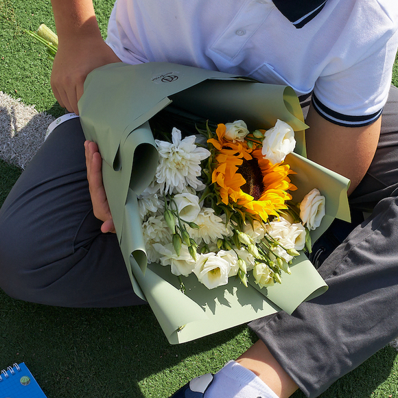 Букет из подсолнуха, кустовой хризантемы и лизиантуса - S