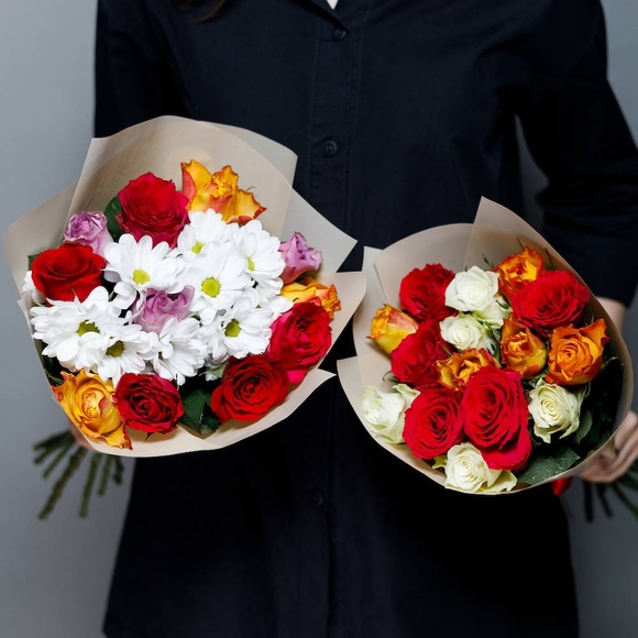Букет из кенийских роз микс и кустовой хризантемы - S