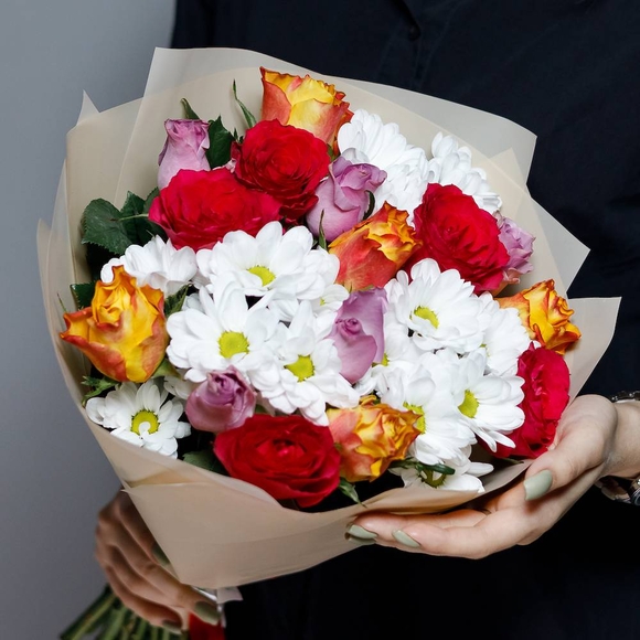 Букет из кенийских роз микс и кустовой хризантемы - M