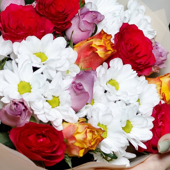 Букет из кенийских роз микс и кустовой хризантемы - M