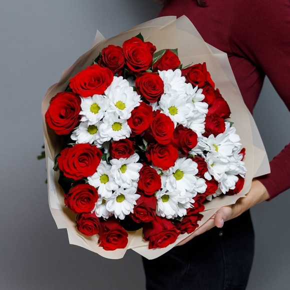 Букет из кенийских роз и кустовой хризантемы - L