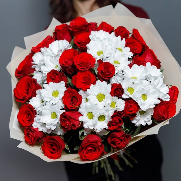 Букет из кенийских роз и кустовой хризантемы - L