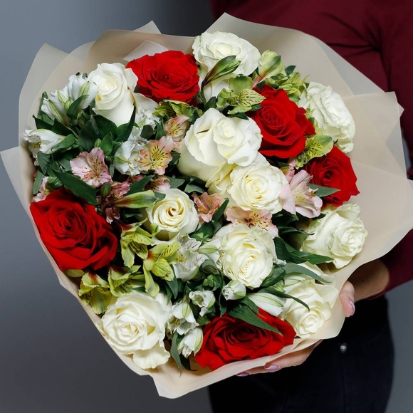 Букет из эквадорских роз микс и альстромерий микс - L