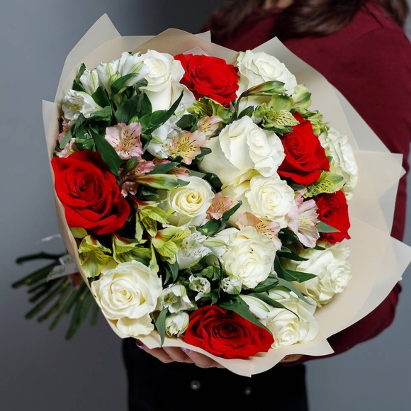 Букет из эквадорских роз микс и альстромерий микс - L