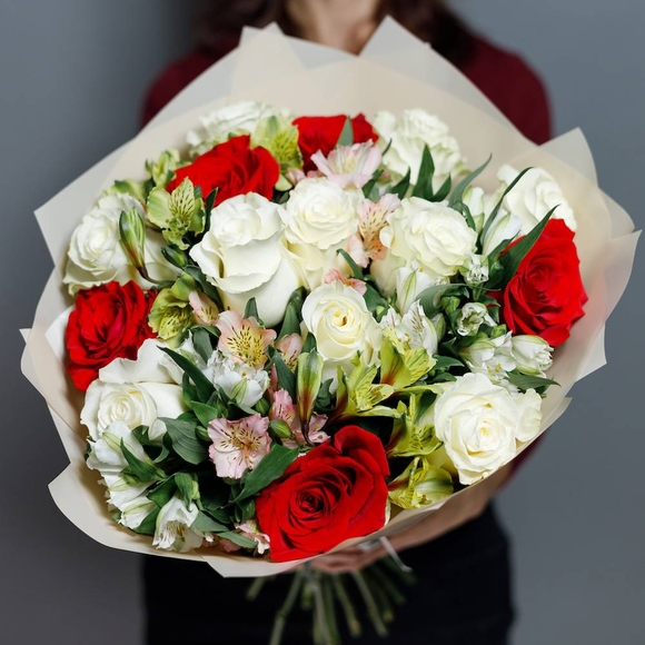 Букет из эквадорских роз микс и альстромерий микс - L
