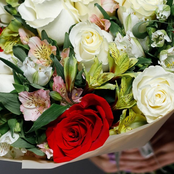 Букет из эквадорских роз микс и альстромерий микс - L