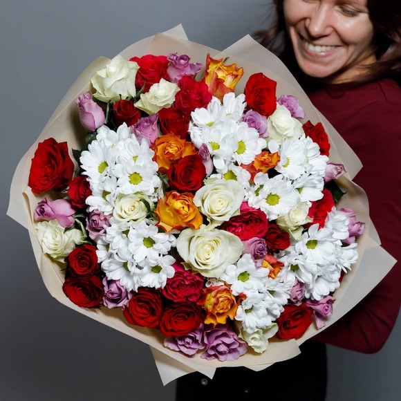 Букет из кенийских роз микс и кустовой хризантемы - L
