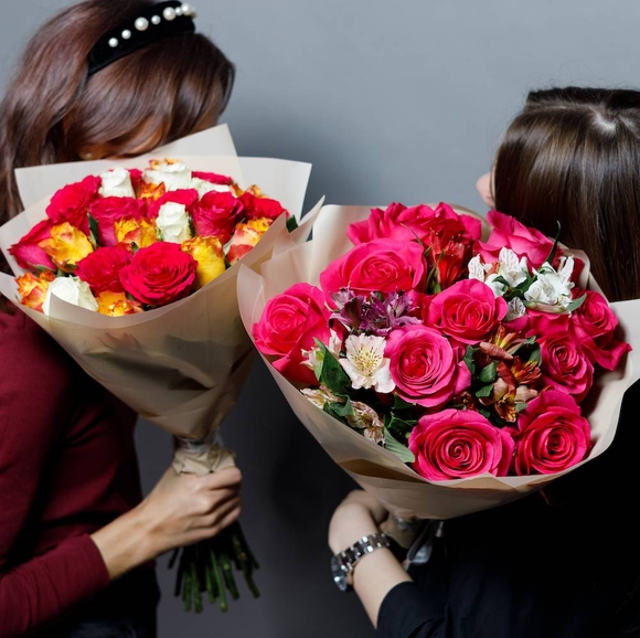 Букет из розовых эквадорских роз и альстромерии микс - M