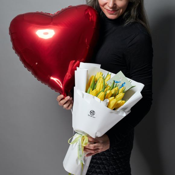 Набор размер М+ с букетом из 25 желтых тюльпанов в корейской упаковке