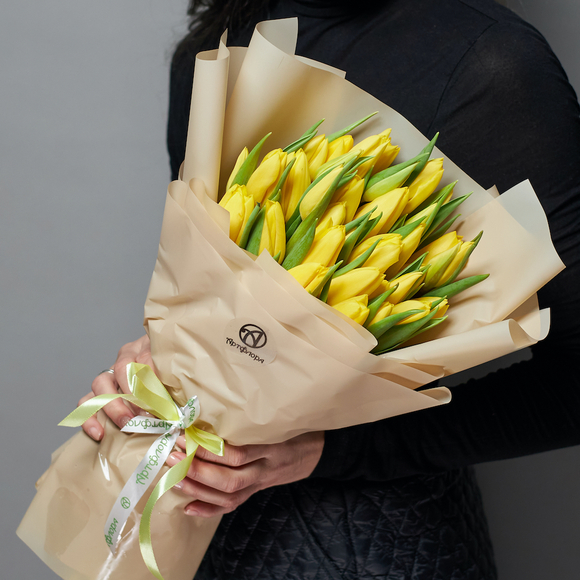 Букет из 35 желтых тюльпанов (Голландия) в корейской упаковке
