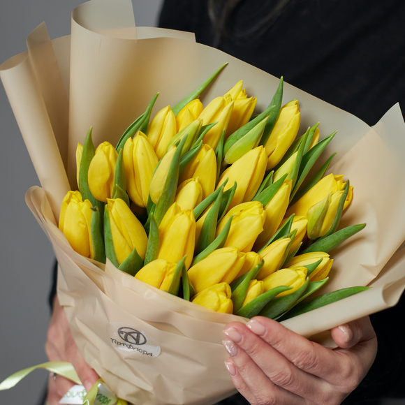 Букет из 35 желтых тюльпанов (Голландия) в корейской упаковке